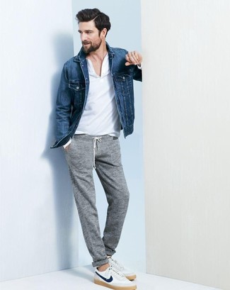 Comment porter un pantalon de jogging gris foncé: Associe une veste en jean bleue avec un pantalon de jogging gris foncé pour un déjeuner le dimanche entre amis. Une paire de baskets basses blanches est une option génial pour complèter cette tenue.