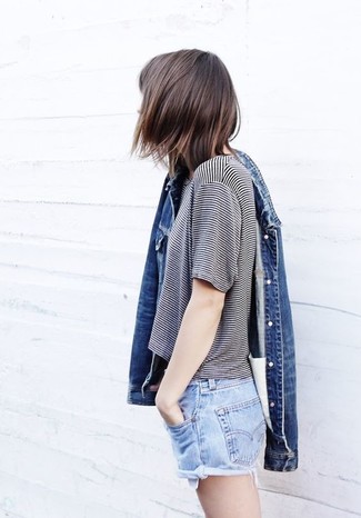 Comment porter un short: Harmonise une veste en jean bleue avec un short pour obtenir un look relax mais stylé.