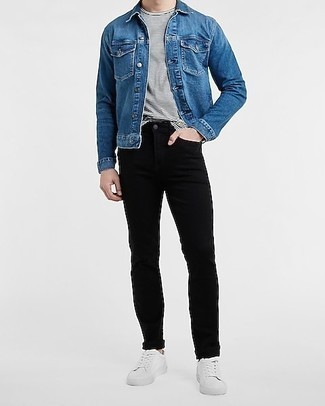 Un jean skinny à porter avec une veste en jean bleu marine: Essaie de marier une veste en jean bleu marine avec un jean skinny pour une tenue idéale le week-end. Complète ce look avec une paire de baskets basses en toile blanches.