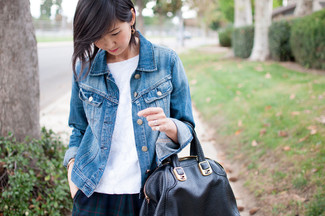 Comment porter un sac fourre-tout en cuir noir et marron clair pour un style decontractés: Opte pour une veste en jean bleue avec un sac fourre-tout en cuir noir et marron clair pour une tenue relax mais stylée.