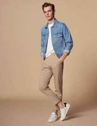 Tenue: Veste en jean bleue, T-shirt à col rond blanc, Pantalon chino marron clair, Baskets basses en cuir blanches