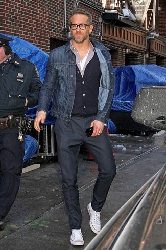 Tenue de Ryan Reynolds: Veste en jean bleu marine, Cardigan noir, Chemise à manches longues violet clair, T-shirt à col boutonné blanc