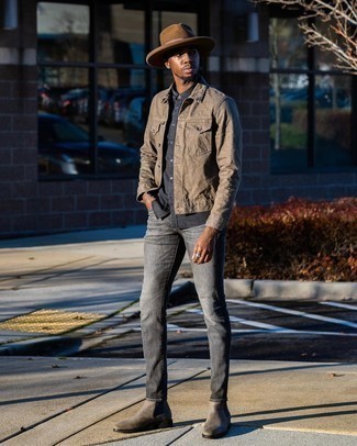 Comment porter des bottines chelsea en daim grises: Essaie d'associer une veste en jean marron avec un jean gris pour une tenue idéale le week-end. Une paire de bottines chelsea en daim grises est une façon simple d'améliorer ton look.