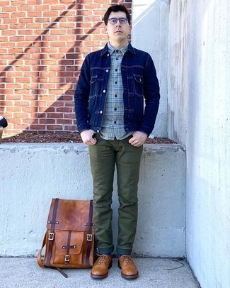 Tenue: Veste en jean bleu marine, Chemise à manches courtes écossaise vert menthe, Jean olive, Chaussures brogues en cuir marron