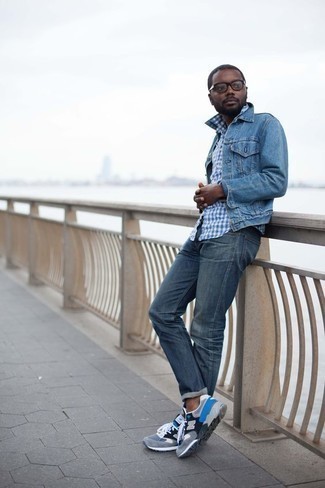 Comment porter une veste en jean bleue: Pour créer une tenue idéale pour un déjeuner entre amis le week-end, harmonise une veste en jean bleue avec un jean bleu marine. Jouez la carte décontractée pour les chaussures et termine ce look avec une paire de chaussures de sport grises.
