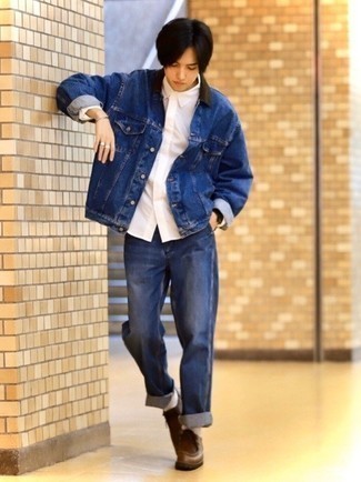 Un jean à porter avec des bottines chukka marron à l'adolescence: Marie une veste en jean bleu marine avec un jean pour une tenue confortable aussi composée avec goût. Termine ce look avec une paire de bottines chukka marron.