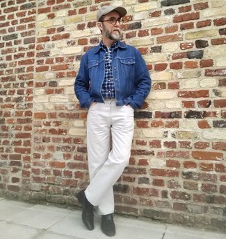 Comment porter une veste en jean bleue pour un style chic decontractés après 50 ans: Pense à porter une veste en jean bleue et un jean blanc pour obtenir un look relax mais stylé. Une paire de mocassins à pampilles en cuir noirs est une façon simple d'améliorer ton look.