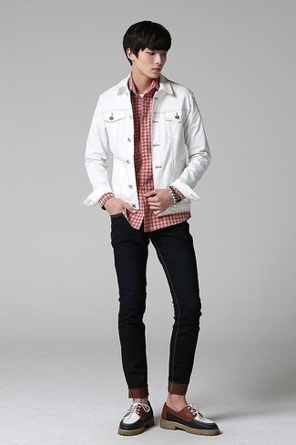 Tenue: Veste en jean blanche, Chemise à manches longues en vichy rouge, Jean skinny noir, Chaussures derby en cuir multicolores
