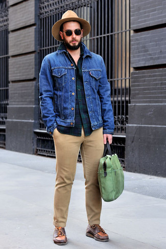 Comment porter une besace en cuir vert menthe: Essaie d'associer une veste en jean bleue avec une besace en cuir vert menthe pour un look confortable et décontracté. Fais d'une paire de chaussures bateau en cuir bordeaux ton choix de souliers pour afficher ton expertise vestimentaire.