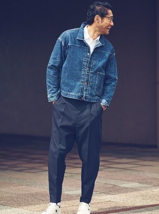 Comment porter une veste en jean bleue: Essaie de marier une veste en jean bleue avec un pantalon chino noir pour une tenue confortable aussi composée avec goût. Mélange les styles en portant une paire de baskets basses en cuir à étoiles blanches.