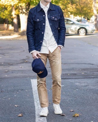 Comment porter une casquette de base-ball bleue: Associe une veste en jean bleu marine avec une casquette de base-ball bleue pour un look idéal le week-end. Jouez la carte classique pour les chaussures et choisis une paire de baskets montantes en toile blanches.