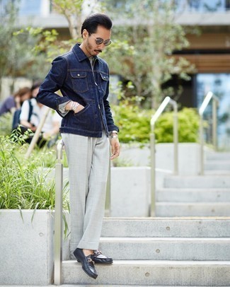 Comment porter une veste en jean bleu marine: Fais l'expérience d'un style classique avec une veste en jean bleu marine et un pantalon de costume gris. Complète ce look avec une paire de slippers en cuir bleu marine.