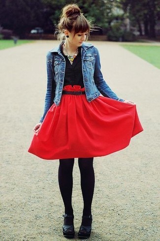Comment porter une jupe évasée rouge: Pense à associer une veste en jean bleue avec une jupe évasée rouge pour une tenue raffinée mais idéale le week-end. Une paire de sandales à talons en cuir noires s'intégrera de manière fluide à une grande variété de tenues.