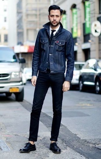 Un jean à porter avec des chaussures derby bleu marine: Harmonise une veste en jean bleu marine avec un jean pour une tenue idéale le week-end. D'une humeur créatrice? Assortis ta tenue avec une paire de chaussures derby bleu marine.