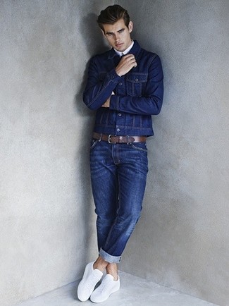 Comment porter un jean bleu marine avec une veste en jean bleu marine quand il fait chaud: Associe une veste en jean bleu marine avec un jean bleu marine pour obtenir un look relax mais stylé. Une paire de baskets basses blanches est une option avisé pour complèter cette tenue.