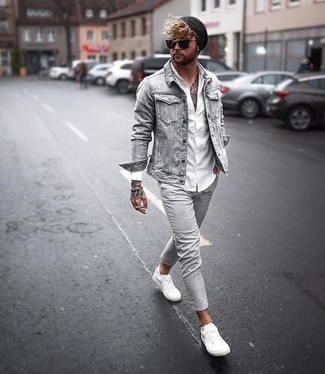 Comment porter une veste en jean grise: Associe une veste en jean grise avec un pantalon chino gris pour affronter sans effort les défis que la journée te réserve. Pour les chaussures, fais un choix décontracté avec une paire de baskets basses en cuir blanches.
