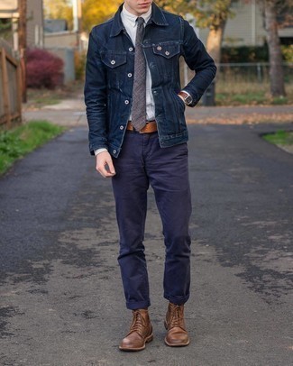Comment porter une ceinture en cuir tabac: Opte pour le confort dans une veste en jean bleu marine et une ceinture en cuir tabac. Choisis une paire de bottes de loisirs en cuir marron pour afficher ton expertise vestimentaire.
