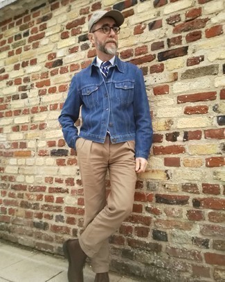 Une chemise de ville à porter avec une veste en jean bleue quand il fait chaud après 50 ans: Essaie d'harmoniser une veste en jean bleue avec une chemise de ville pour achever un look habillé mais pas trop. Tu veux y aller doucement avec les chaussures? Fais d'une paire de bottes de loisirs en cuir marron foncé ton choix de souliers pour la journée.