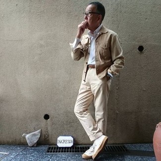 Comment s'habiller après 60 ans: Porte une veste en jean beige et un pantalon de costume beige pour dégager classe et sophistication. Pourquoi ne pas ajouter une paire de baskets basses en toile blanches à l'ensemble pour une allure plus décontractée?