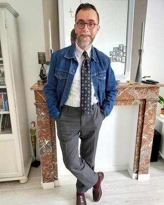 Comment porter une veste bleue pour un style elégantes en été après 50 ans: Associe une veste bleue avec un pantalon de costume gris foncé pour une silhouette classique et raffinée. Cette tenue se complète parfaitement avec une paire de slippers en cuir marron foncé. C'est une tenue parfaite pour l'été.