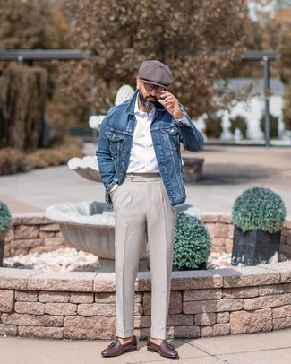 Comment porter une veste en jean bleue: Choisis une veste en jean bleue et un pantalon de costume beige pour un look classique et élégant. Une paire de mocassins à pampilles en cuir marron foncé est une option parfait pour complèter cette tenue.