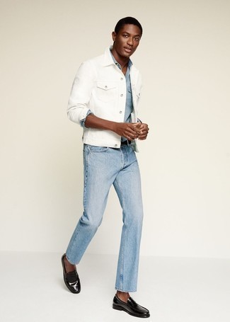 Comment porter une veste en jean avec des slippers à 20 ans: Essaie d'harmoniser une veste en jean avec un jean bleu clair pour une tenue idéale le week-end. Jouez la carte classique pour les chaussures et complète cet ensemble avec une paire de slippers.