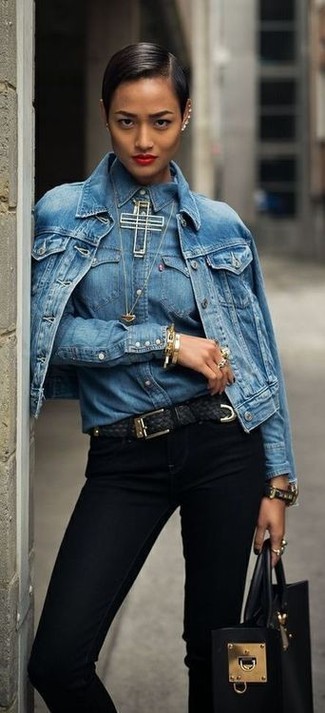 Tenue: Veste en jean bleue, Chemise en jean bleue, Jean skinny noir, Sac fourre-tout en cuir noir