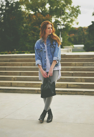 Comment porter un jean gris foncé: Harmonise une veste en jean bleue avec un jean gris foncé pour une tenue confortable aussi composée avec goût. Une paire de bottines en cuir noires est une option astucieux pour complèter cette tenue.