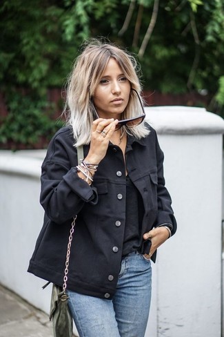 Comment porter un sac bandoulière en cuir olive: Pense à marier une veste en jean noire avec un sac bandoulière en cuir olive pour une tenue relax mais stylée.