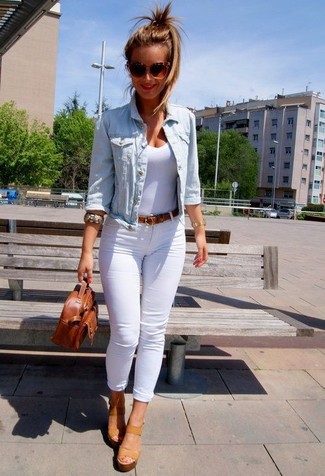 Tenue: Veste en jean bleu clair, Débardeur blanc, Jean skinny blanc, Sandales compensées en cuir marron clair