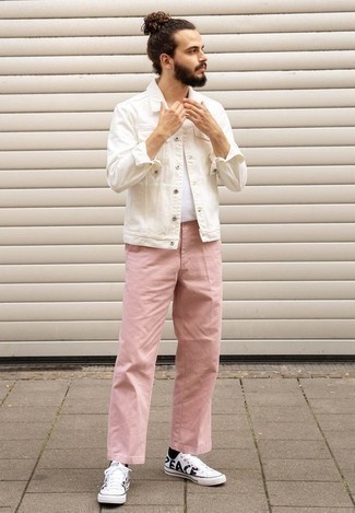 Comment porter des baskets basses en toile imprimées blanches: Harmonise une veste en jean blanche avec un pantalon chino rose pour une tenue idéale le week-end. Mélange les styles en portant une paire de baskets basses en toile imprimées blanches.