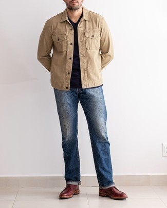 Un jean à porter avec une veste en jean marron clair en été à 30 ans: Pense à associer une veste en jean marron clair avec un jean pour un look de tous les jours facile à porter. D'une humeur audacieuse? Complète ta tenue avec une paire de chaussures derby en cuir bordeaux. Nous trouvons que pour l'été ce look est idéal.