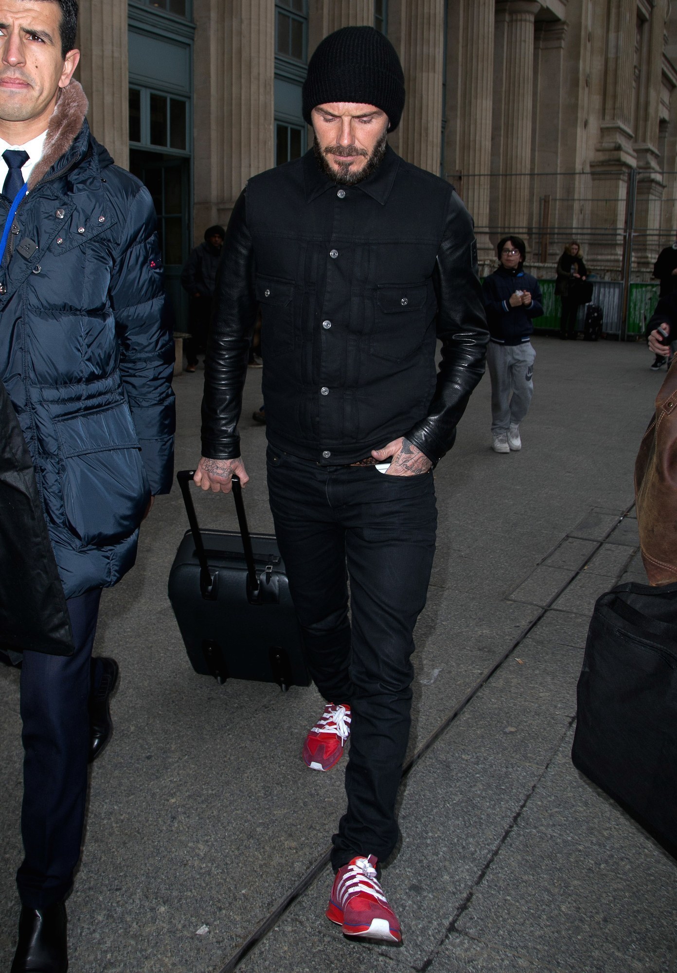 Одел бекхэм. Beckham David в джинсовке. Бекхэм в куртке Армани. Кроссовки под красно черную рубашку. Сочетание черной куртки и белых берцов.