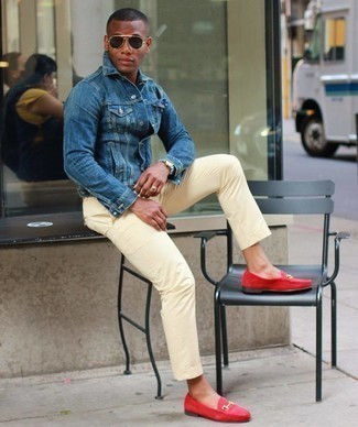 Comment porter une veste en jean bleu marine en été: Porte une veste en jean bleu marine et un pantalon chino beige pour un déjeuner le dimanche entre amis. D'une humeur créatrice? Assortis ta tenue avec une paire de slippers en daim rouges. Cette tenue est une excellente idée pour pour les journées estivales.