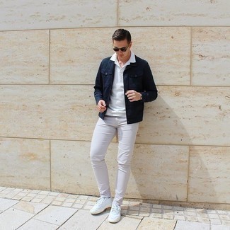 Comment porter une veste en jean bleu marine avec un jean marron clair: Associe une veste en jean bleu marine avec un jean marron clair pour une tenue confortable aussi composée avec goût. Une paire de baskets basses en cuir blanches est une option parfait pour complèter cette tenue.