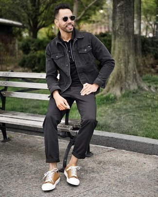 Tenue: Veste en jean gris foncé, Polo noir, Pantalon chino noir, Baskets basses en toile marron clair