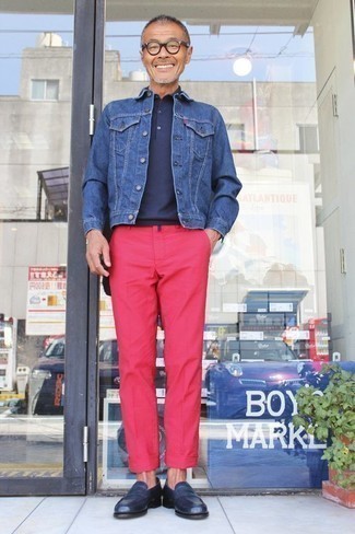Comment porter un pantalon chino rose: Essaie d'harmoniser une veste en jean bleue avec un pantalon chino rose pour affronter sans effort les défis que la journée te réserve. Transforme-toi en bête de mode et fais d'une paire de slippers en cuir bleu marine ton choix de souliers.