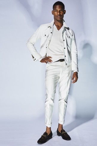 Tenue: Veste en jean blanche, Pull à col en v blanc, Pantalon chino blanc, Slippers en cuir marron foncé