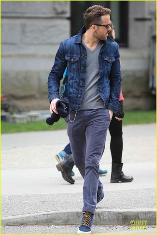 Tenue de Ryan Reynolds: Veste en jean bleu marine, Pull à col en v gris, Pantalon chino bleu marine, Baskets montantes en daim bleu marine