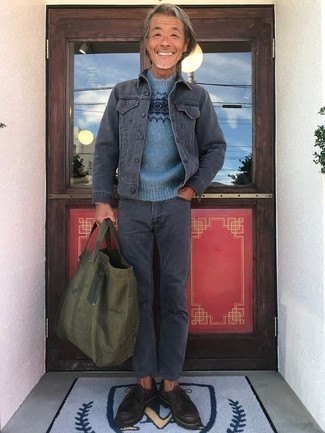 Comment s'habiller après 50 ans pour un style decontractés: Pour une tenue de tous les jours pleine de caractère et de personnalité choisis une veste en jean gris foncé et un jean gris foncé. Complète ce look avec une paire de des bottines chukka en cuir marron foncé.