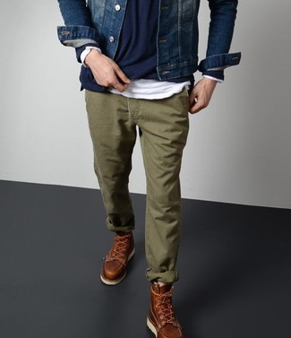 Tenue: Veste en jean bleu marine, Pull à col rond bleu marine, T-shirt à manche longue blanc, Pantalon chino olive