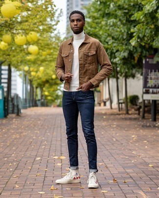 Un jean à porter avec des baskets montantes beiges à 20 ans: Essaie d'associer une veste en jean marron avec un jean pour une tenue confortable aussi composée avec goût. D'une humeur créatrice? Assortis ta tenue avec une paire de baskets montantes beiges.