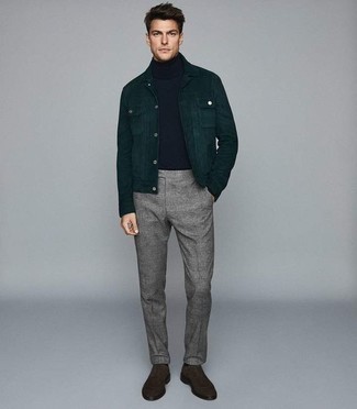 Comment porter un pantalon écossais à 30 ans: Essaie d'associer une veste en jean en velours côtelé vert foncé avec un pantalon écossais pour aller au bureau. Ajoute une paire de chaussures richelieu en daim marron foncé à ton look pour une amélioration instantanée de ton style.