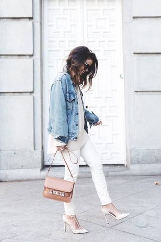 Comment porter une veste en jean bleu clair: Essaie d'harmoniser une veste en jean bleu clair avec un jean skinny blanc pour un look de tous les jours facile à porter. Une paire de escarpins en cuir blancs est une option avisé pour complèter cette tenue.