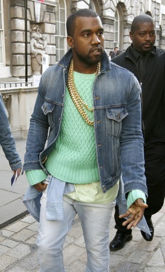 Tenue de Kanye West: Veste en jean bleue, Pull torsadé vert menthe, Chemise en jean bleu clair, T-shirt à col rond jaune