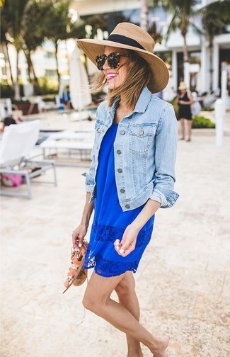 Comment porter des sandales plates en cuir marron: Opte pour une veste en jean bleu clair avec une robe trapèze bleue pour un look de tous les jours facile à porter. Pour les chaussures, fais un choix décontracté avec une paire de sandales plates en cuir marron.