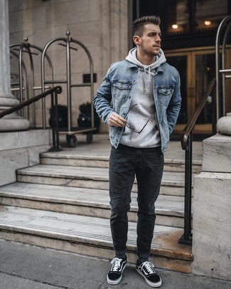Un sweat à capuche à porter avec un jean gris à 30 ans: Essaie d'harmoniser un sweat à capuche avec un jean gris pour une tenue idéale le week-end. Assortis ce look avec une paire de baskets basses en toile noires et blanches.