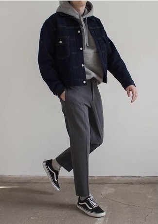 Tenue: Veste en jean bleu marine, Sweat à capuche gris, Pantalon chino gris foncé, Baskets basses en toile noires et blanches