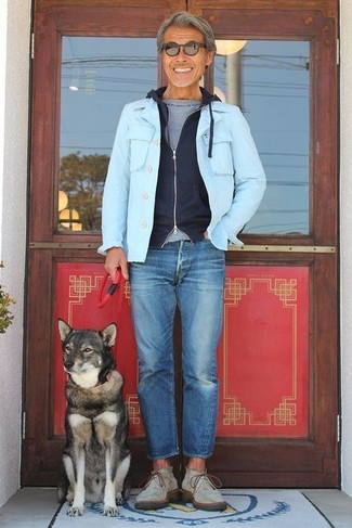 Comment porter des bottines chukka en toile grises: Pense à harmoniser une veste en jean bleu clair avec un jean bleu pour un look de tous les jours facile à porter. Une paire de bottines chukka en toile grises est une option avisé pour complèter cette tenue.