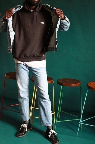 Un jean à porter avec un sweat à capuche tabac pour un style decontractés: Choisis un sweat à capuche tabac et un jean pour un déjeuner le dimanche entre amis. Assortis cette tenue avec une paire de bottines chukka en cuir noires pour afficher ton expertise vestimentaire.
